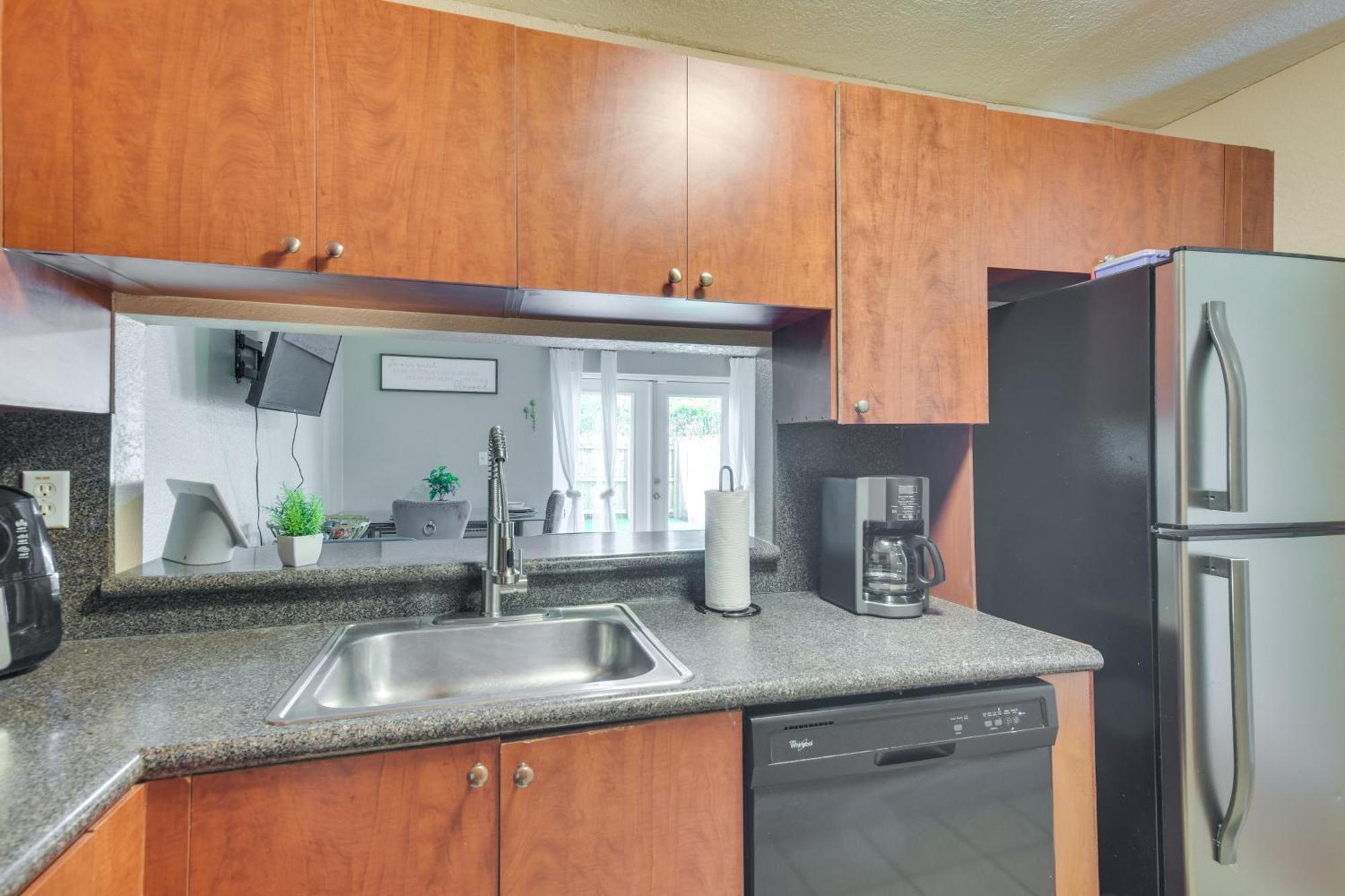 Opa-Locka Townhome, 15 Mi To Miami Beach! Экстерьер фото